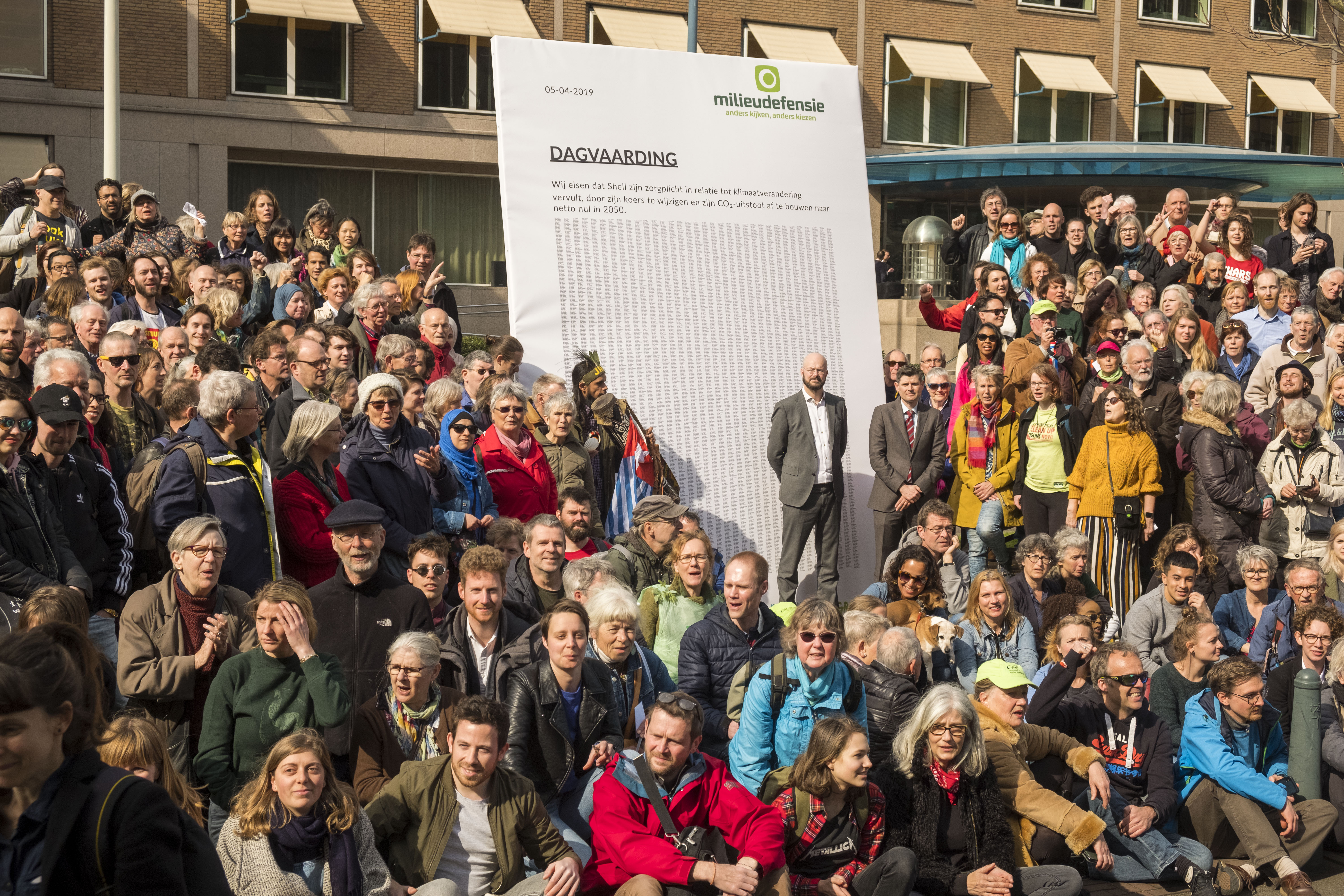 Milieudefensie hands over court summons to Shell — Milieudefensie