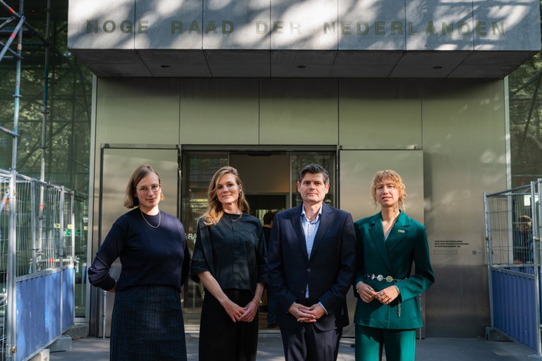 Maria Veder (Research Lead Climate Case Shell), Maaike Baan (Research Climate Case Shell), Roger Cox (lawyer) en Winnie Oussoren (spokesperson) in front of the Supreme Court